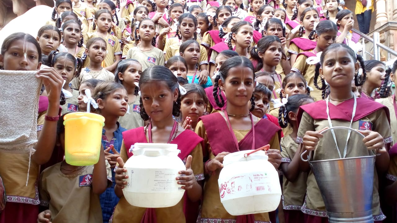 Gurukula Girls Celebrate the Gundicha Marjan Festival