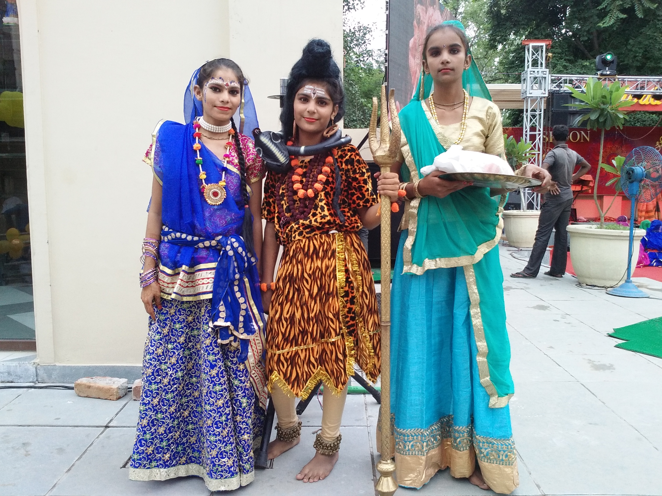 Gurukula girls celebrate Janmastami 2018 at Gurugram Temple